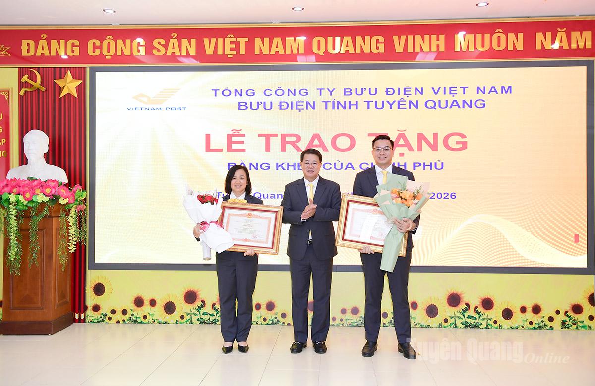 Đồng chí Nguyễn Trường Giang, Chủ tịch Hội đồng thành viên, Tổng Công ty Bưu điện Việt Nam trao Bằng khen của Thủ tướng Chính phủ cho các cá nhân.