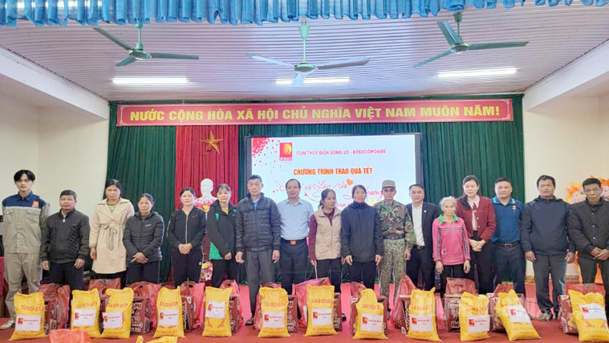 Đại diện Công ty Xuân Thiện và UBND xã Vĩnh Tuy trao quà Tết cho hộ cận nghèo và đối tượng bảo trợ xã hội trên địa bàn xã