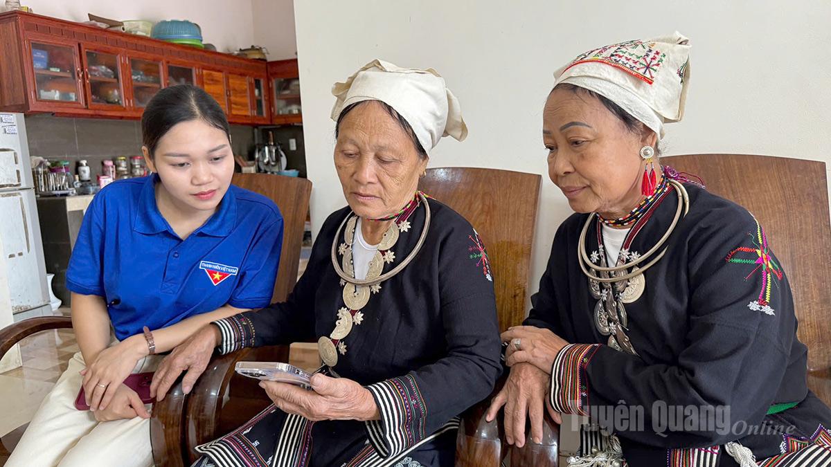 Nhân dân xã Kim Bình theo dõi Đại hội và kỳ vọng những quyết sách sẽ sớm đi vào cuộc sống.