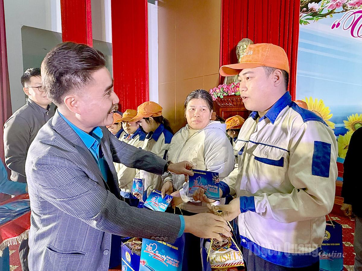 Lãnh đạo Liên đoàn Lao động tỉnh tặng quà cho đoàn viên, người lao động có hoàn cảnh khó khăn xã Yên Sơn.