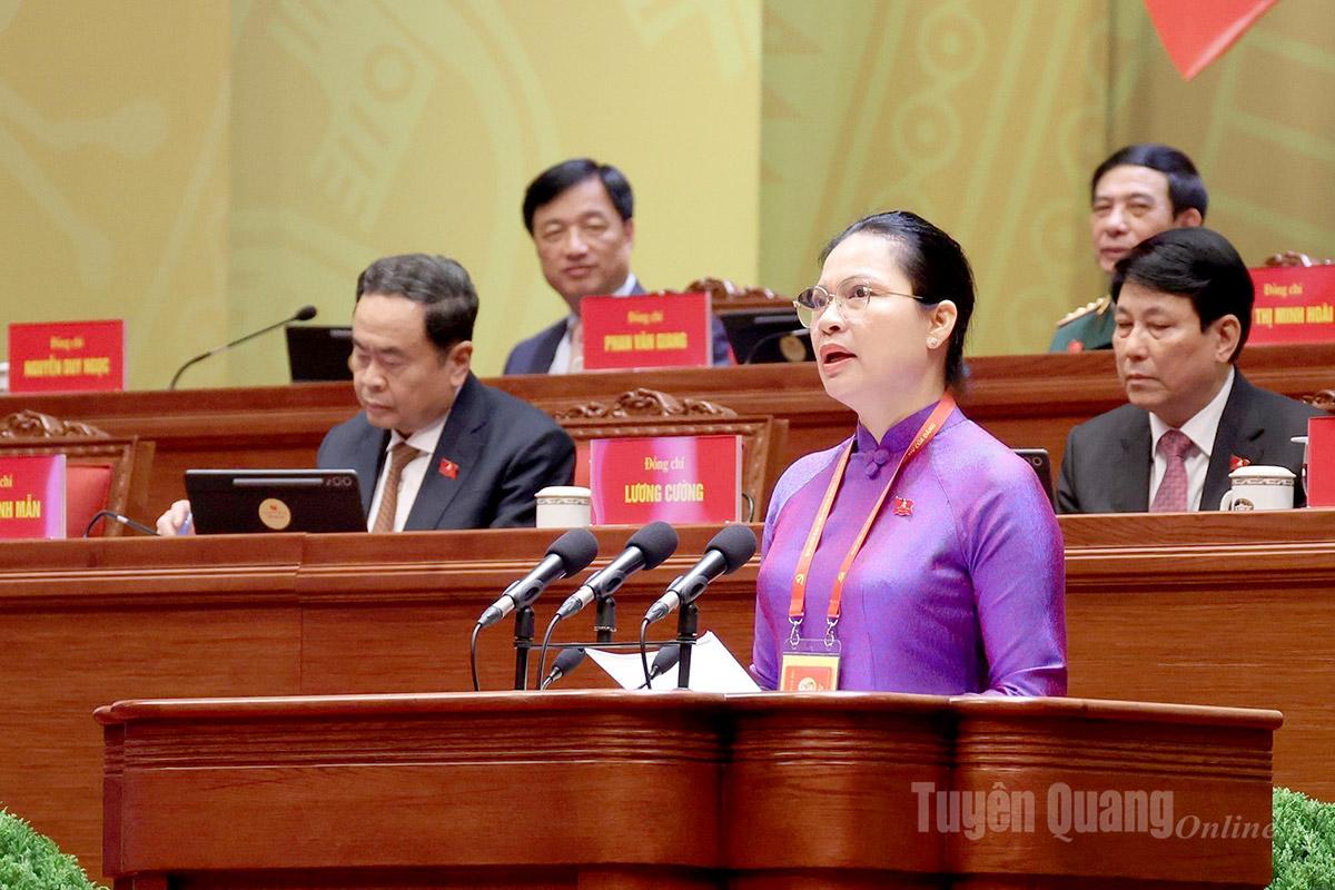 Phó Chủ tịch, Tổng Thư ký Ủy ban Trung ương MTTQ Việt Nam Hà Thị Nga tham luận tại Đại hội