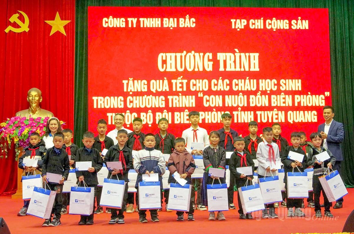 Đại diện các đơn vị trao quà cho các cháu học sinh “Con nuôi đồn biên phòng”.