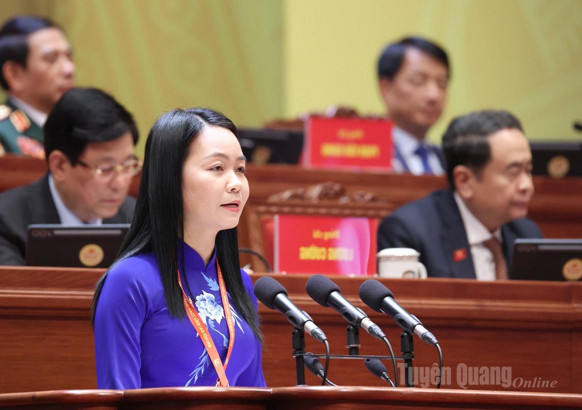 Bí thư Đảng ủy, Chủ tịch HĐND xã Tân Khánh Trung (tỉnh Đồng Tháp) Nguyễn Thị Thúy Lan tham luận tại Đại hội