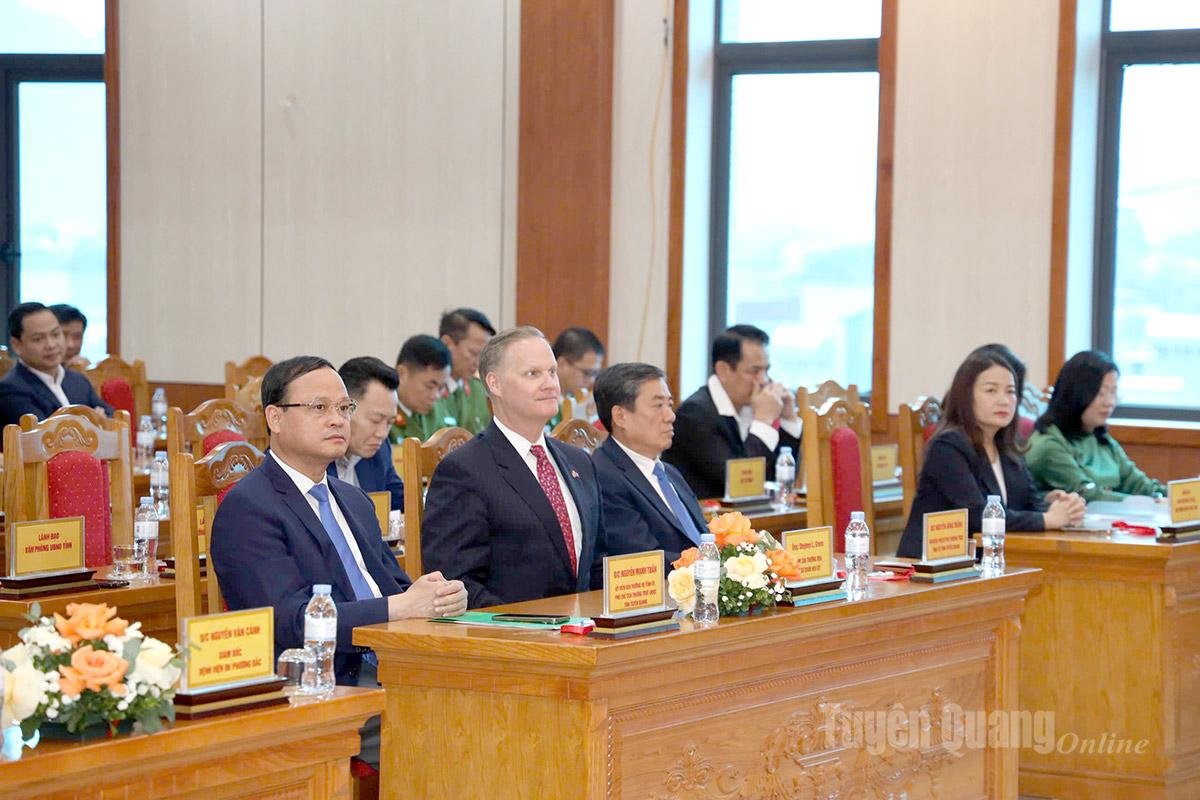 Các đại biểu dự lễ khai trương.