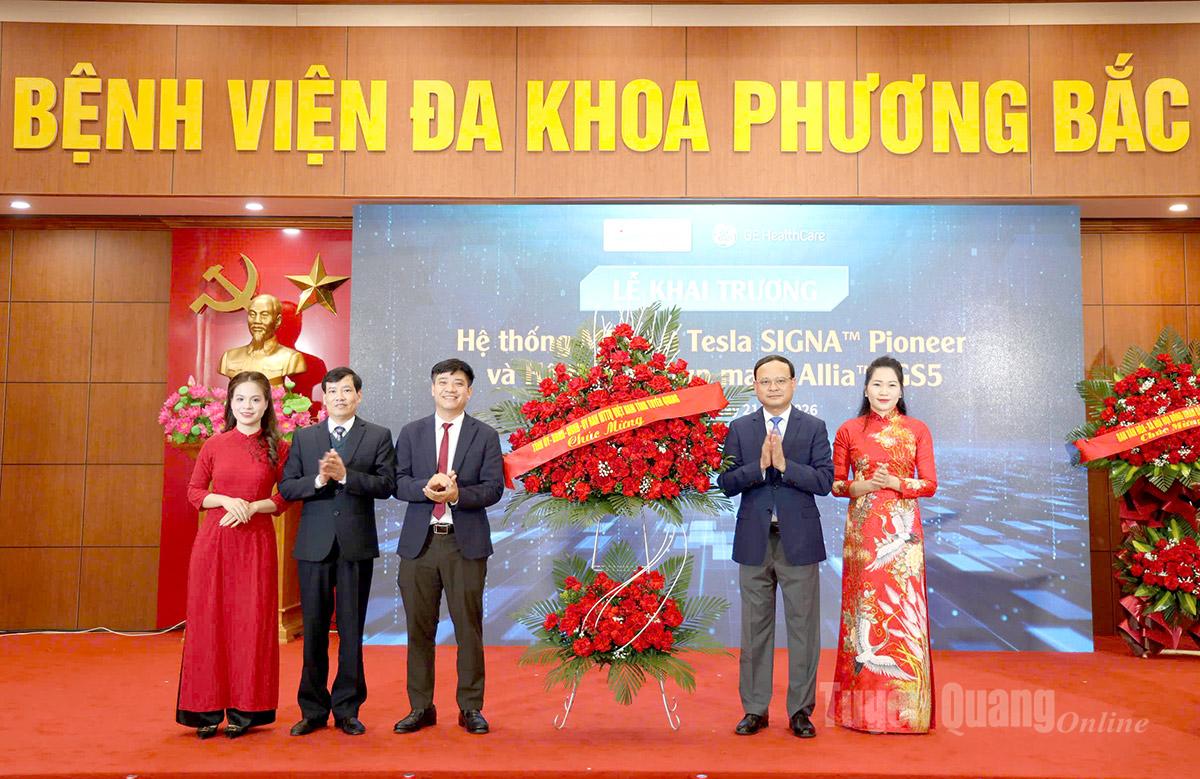 Đồng chí Nguyễn Mạnh Tuấn, Uỷ viên Ban Thường vụ Tỉnh uỷ, Phó Chủ tịch Thường trực UBND tỉnh tặng hoa chúc mừng Bệnh viện Đa khoa Phương Bắc.