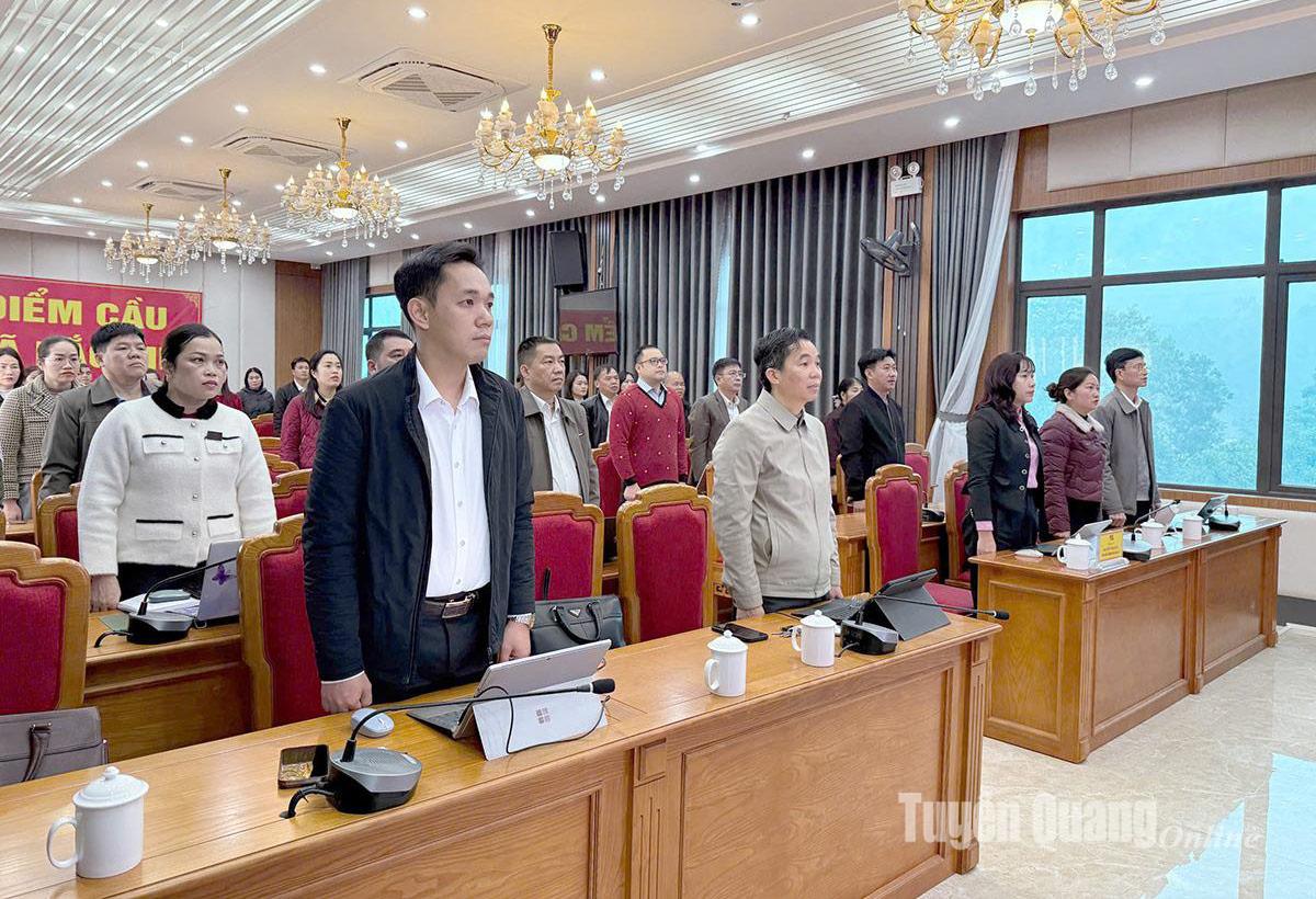 Đảng bộ, cán bộ xã Bắc Mê thực hiện nghi thức chào cờ trước khi theo dõi truyền hình trực tiếp Đại hội. Ảnh: ThU HOÀI