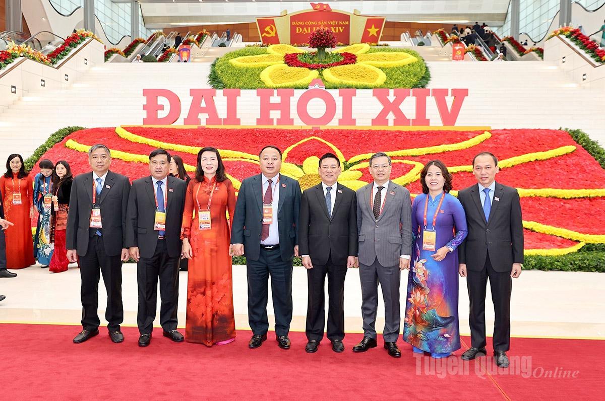 Các đại biểu Đoàn đại biểu tỉnh Tuyên Quang chụp ảnh lưu niệm với Phó Thủ tướng Hồ Đức Phớc bên lề Đại hội