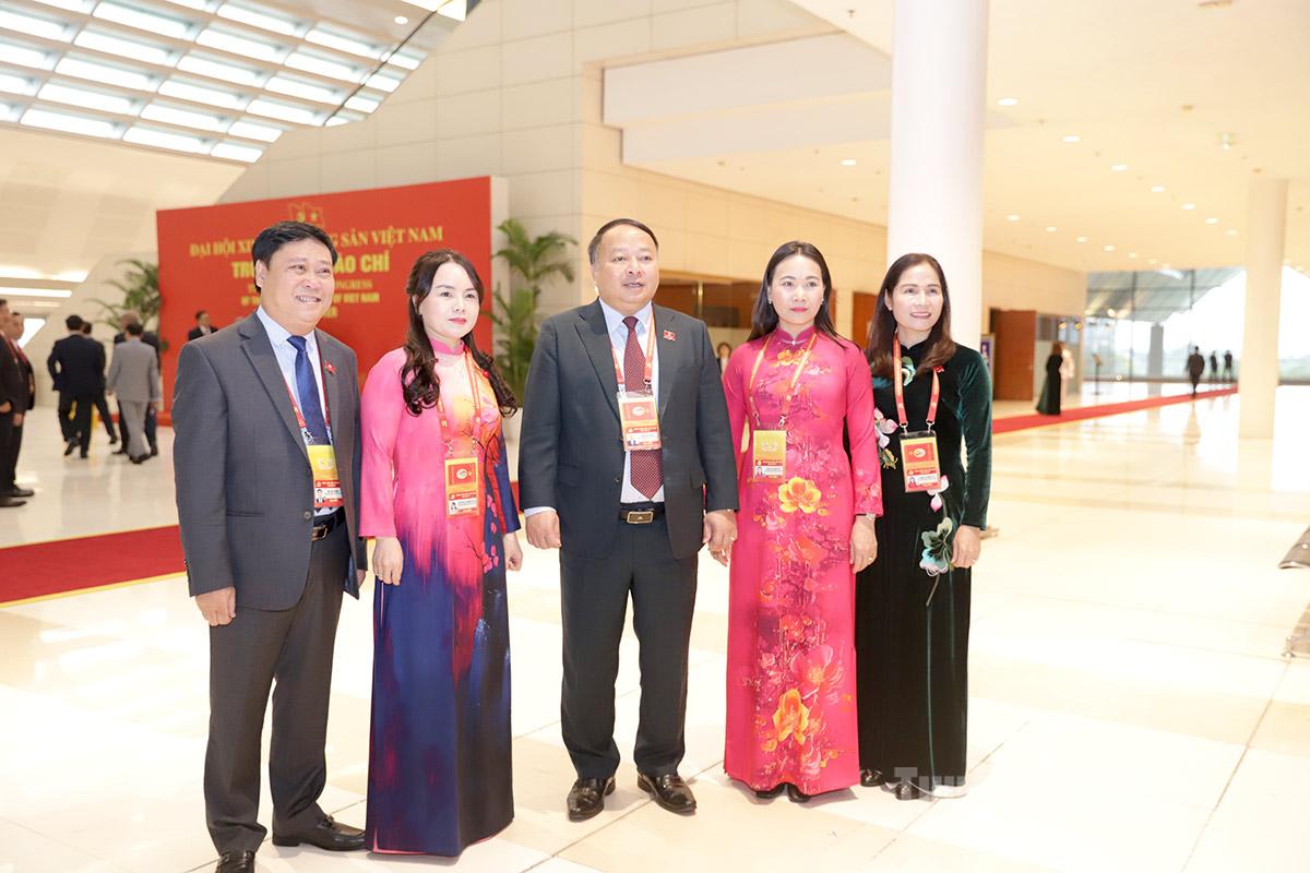 Chủ tịch UBND tỉnh Phan Huy Ngọc trao đổi bên lề Đại hội với các đại biểu Đoàn đại biểu tỉnh