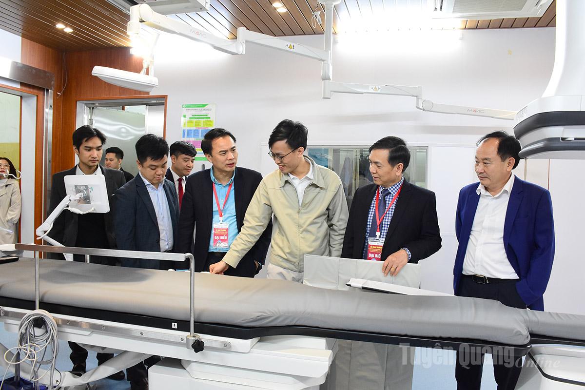 Các đại biểu tham quan hệ thống chụp mạch Allia IGS 5.