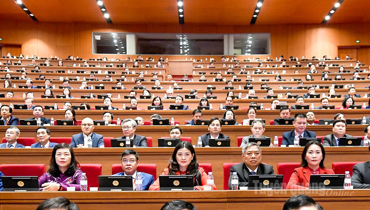 Các đại biểu tham gia phiên thảo luận tại hội trường