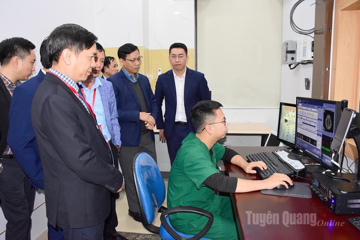 Các đại biểu tham quan chụp MRI 3.0 Tesla.