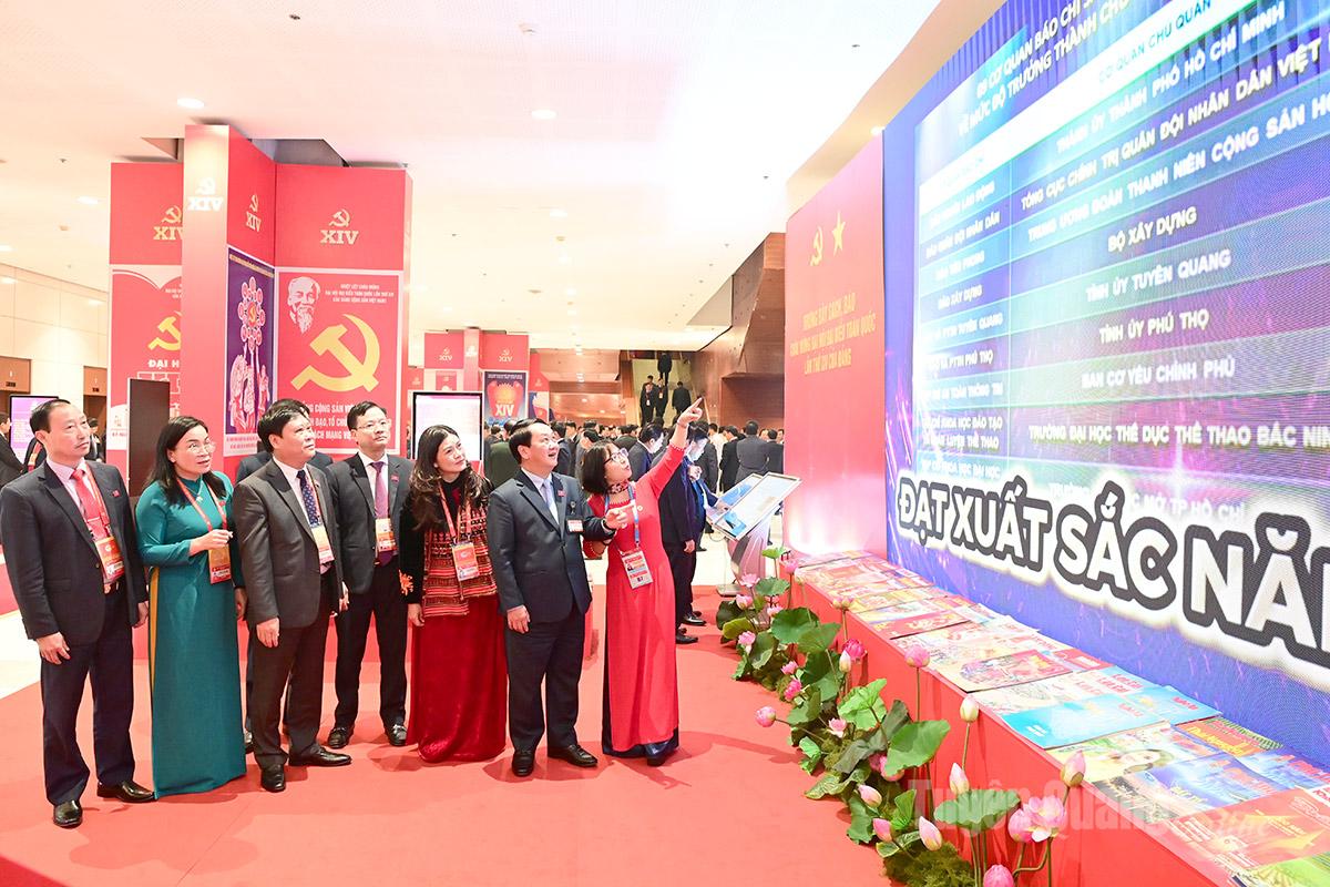 Đồng chí Hầu A Lềnh tham quan gian trưng bày kết quả chuyển đổi số báo chí.