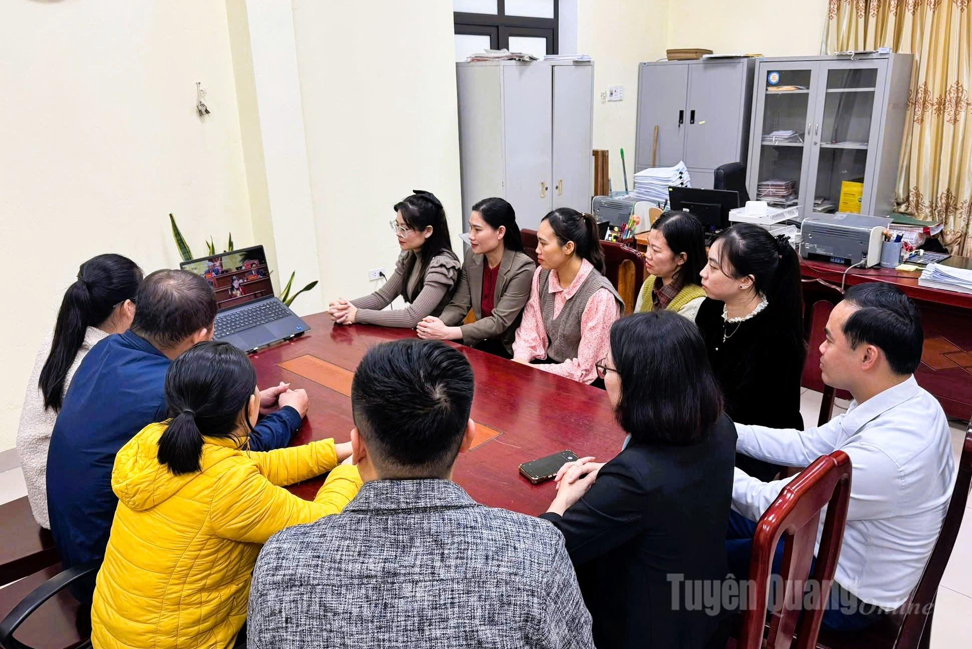 Cán bộ, đảng viên và Nhân dân xã Yên Sơn quan tâm, theo dõi Đại hội đại biểu toàn quốc lần thứ XIV của Đảng.