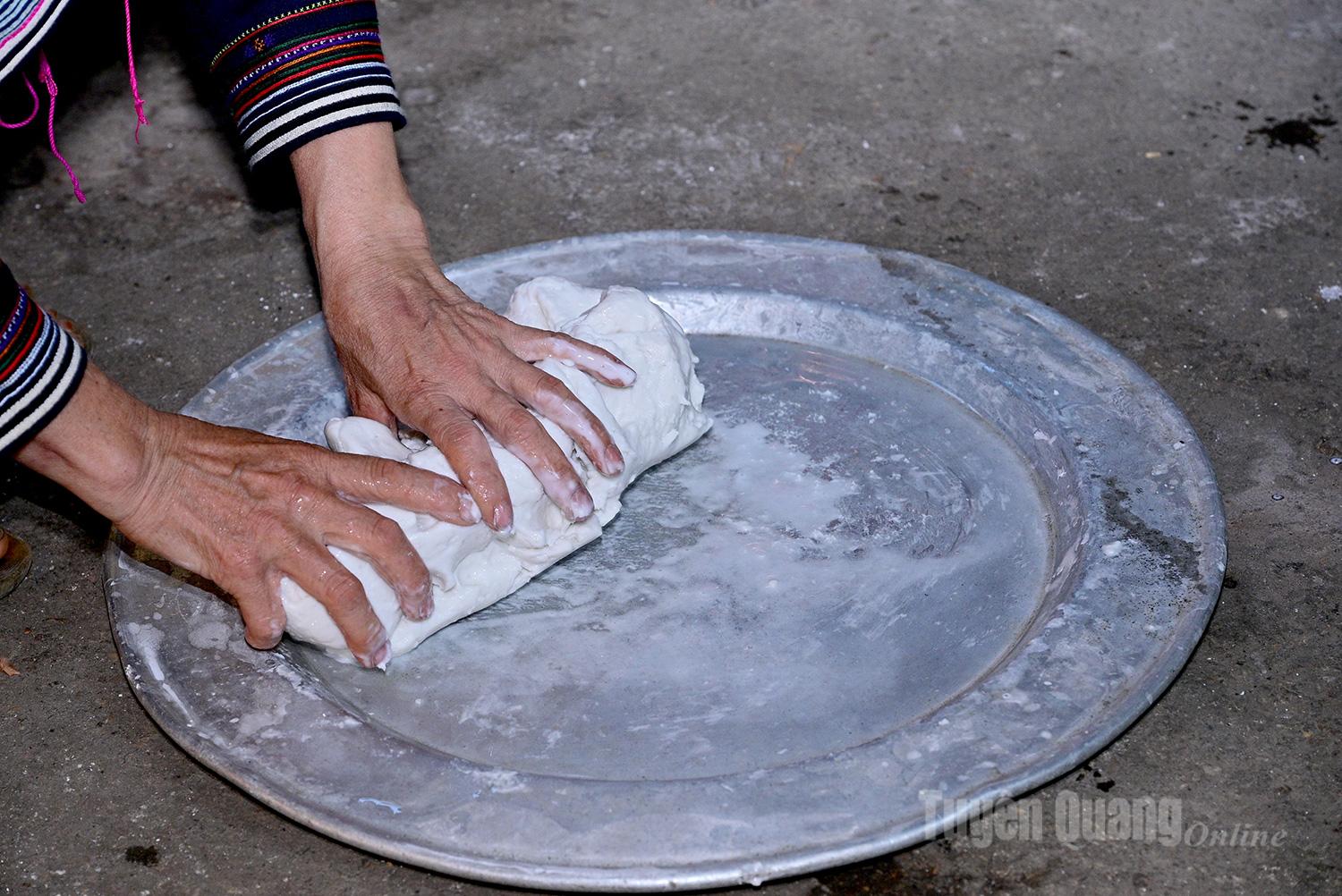 The rice is soaked in water for three days for regular noodles, or seven days if making fermented noodles. It is then ground into flour, mixed with water, put into a pot, and boiled for 20 minutes before being taken out.