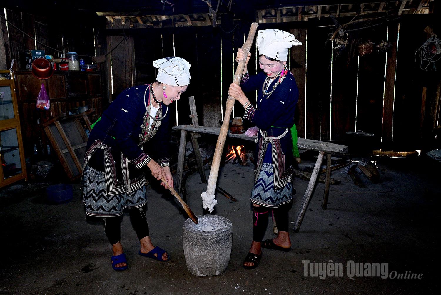  Bột luộc lại được tiếp tục giã thật nhuyễn.