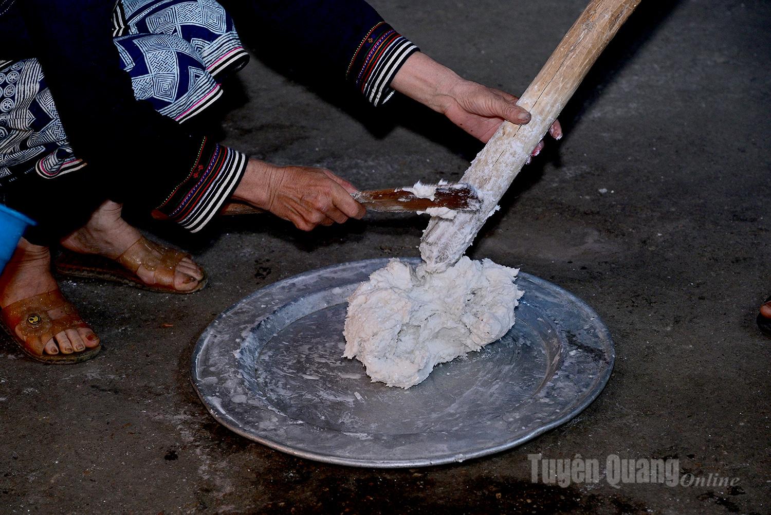 The dough is considered complete when it reaches an extremely smooth and sticky consistency.