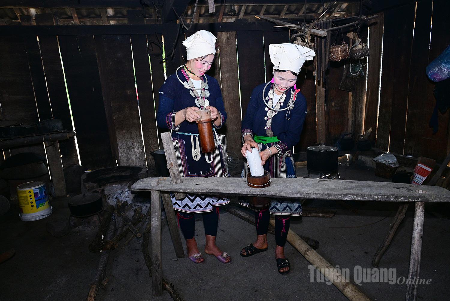 Bột được vo thành thỏi tròn cho lên khuôn ép.