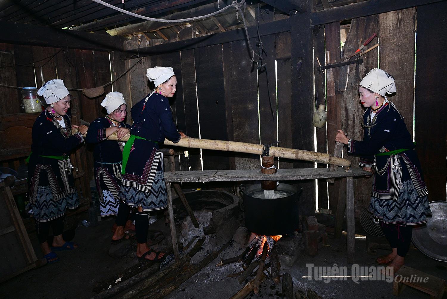 Người ta ép với lực lớn để bột chui qua những lỗ nhỏ dưới bàn ép xuống dưới nồi nước đang sôi.