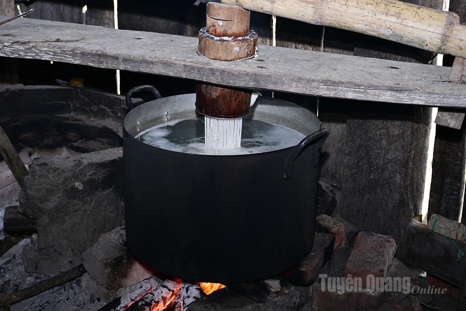 Bột khi ép xuống gặp nước nóng sẽ trở thành sợi bún trong và dai.