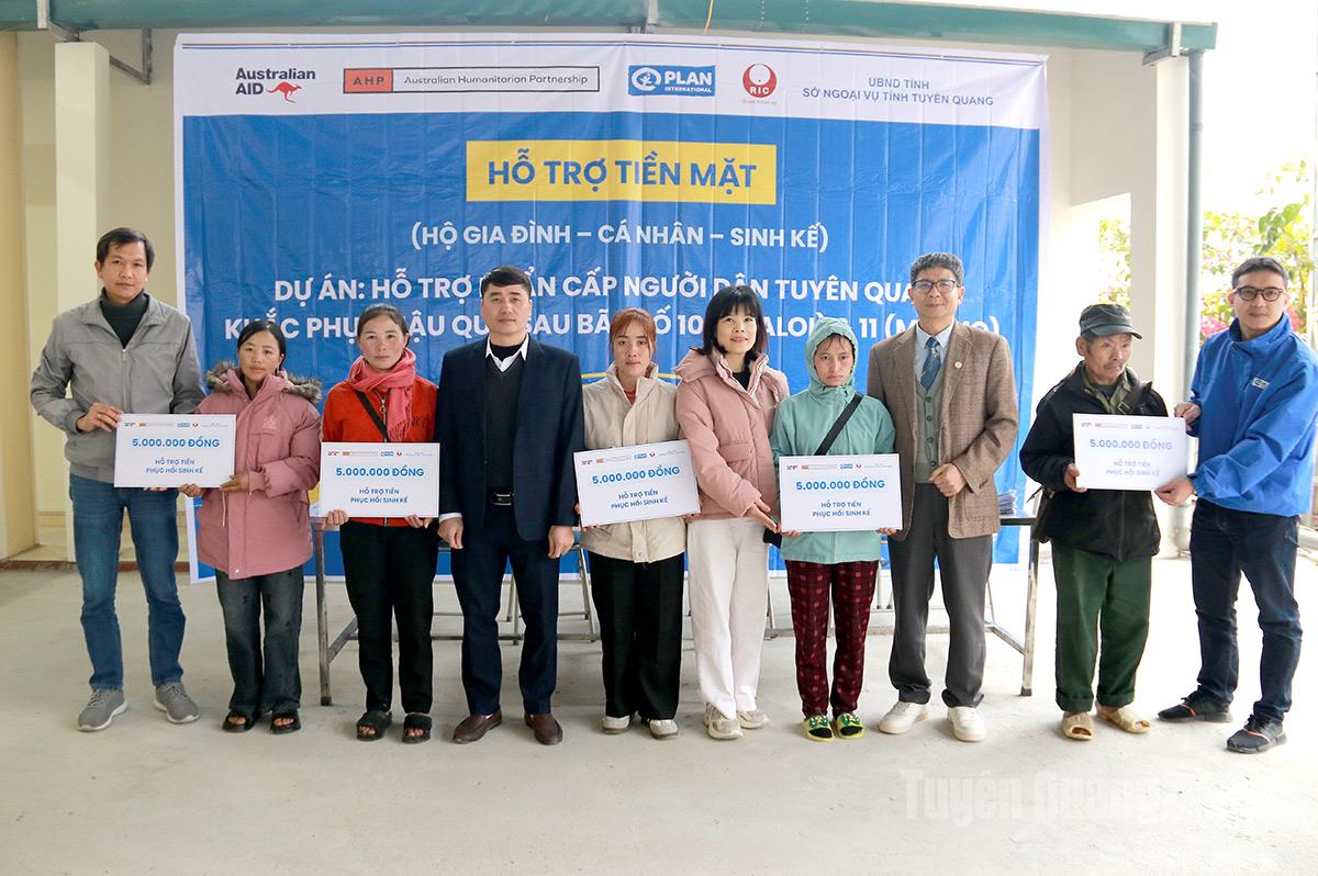 Lãnh đạo Trung tâm Nghiên cứu sáng kiến phát triển cộng đồng (RIC), Liên hiệp các Hội Khoa học và Kỹ thuật tỉnh, UBND xã Lao Chải trao tiền hỗ trợ cho các gia đình.