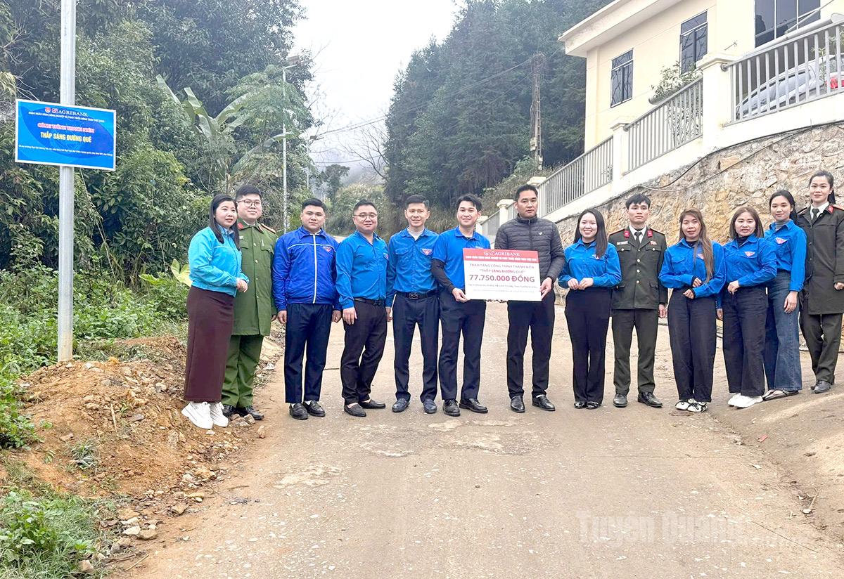 Agribank chi nhánh Bắc Mê trao tặng công trình