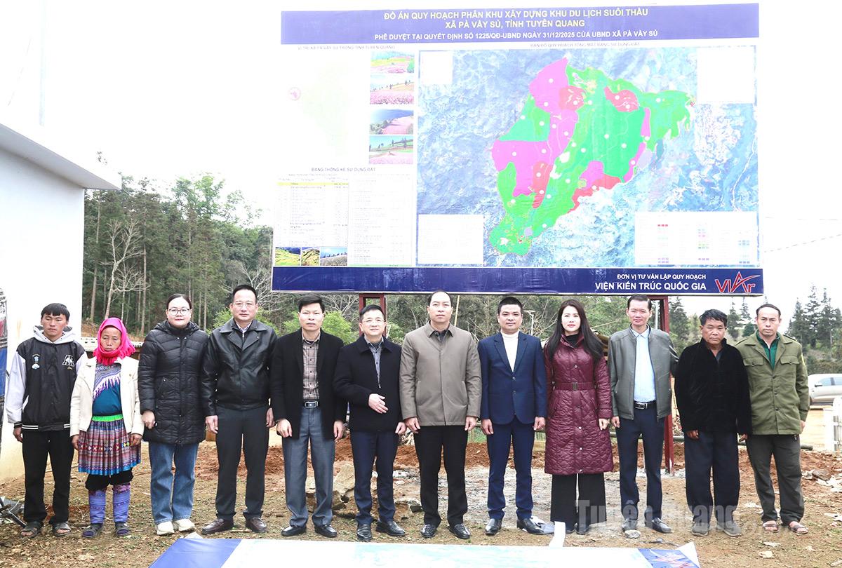 Lãnh đạo Sở Xây dựng và cấp ủy, chính quyền Pà Vầy Sủ, người dân địa phương chụp ảnh công bố Đồ án quy hoạch phân khu xây dựng Khu du lịch Suôi Thầu.