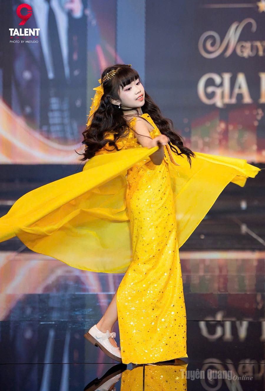 Em Nguyễn Ngọc Gia Hân tham dự phần năng khiếu tại lễ trao giải Tài năng nhí toàn diện 2025.