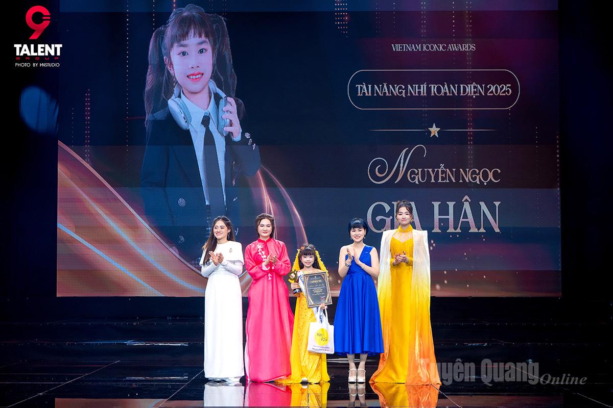 Ban tổ chức trao giải thưởng Tài năng nhí toàn diện khu vực miền Bắc cho em Nguyễn Ngọc Gia Hân.