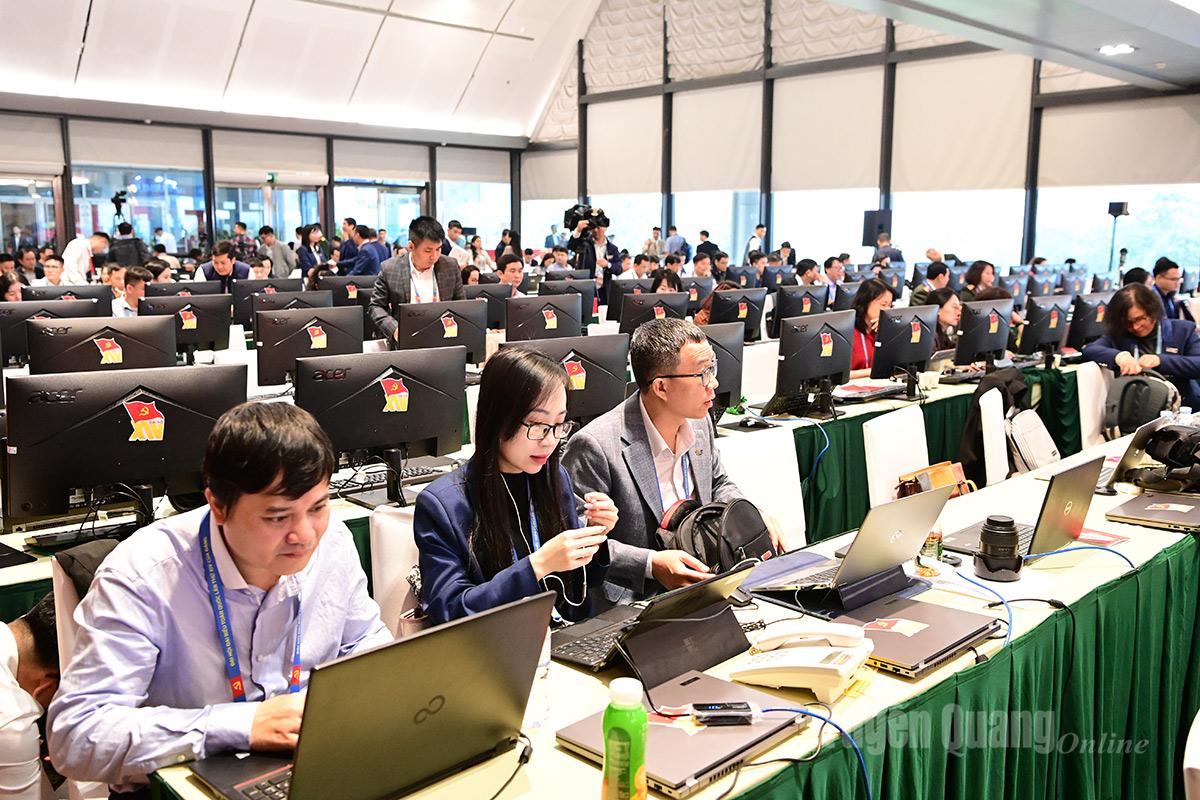 Phóng viên tác nghiệp tại Trung tâm Báo chí.