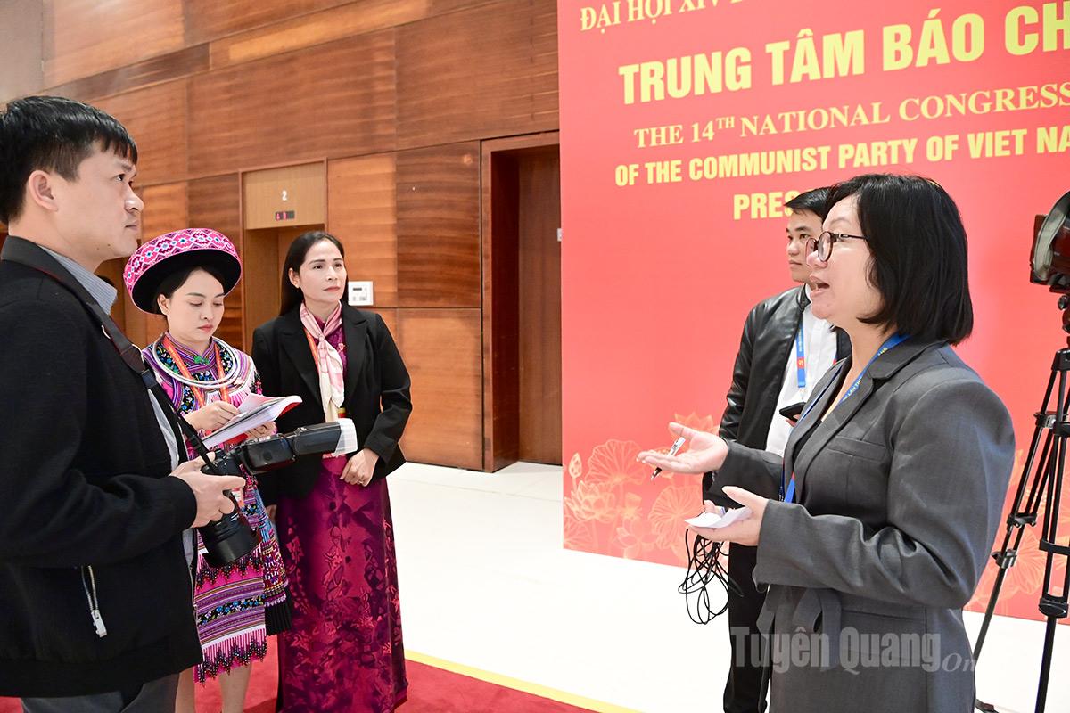 Kíp phóng viên của Báo và phát thanh, truyền hình Tuyên Quang trao đổi chuẩn bị cho một buổi phỏng vấn.