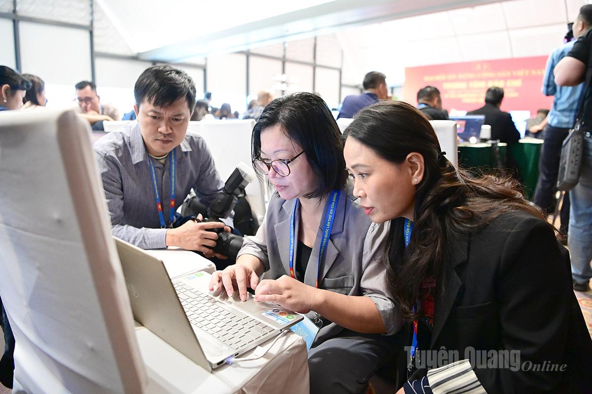 Lãnh đạo và phóng viên Báo và phát thanh, truyền hình Tuyên Quang tại Trung tâm Báo chí.