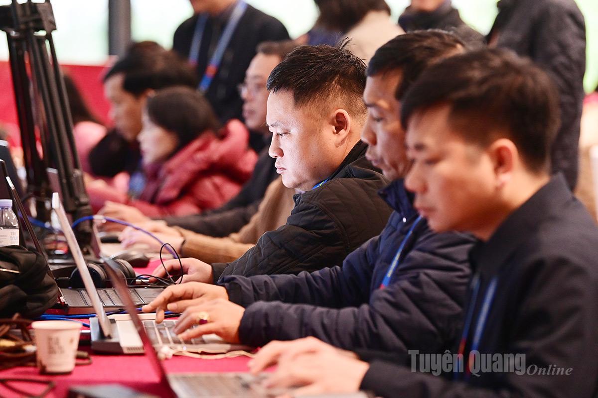 Phóng viên tập trung sản xuất tin bài cho sự kiện đang diễn ra.
