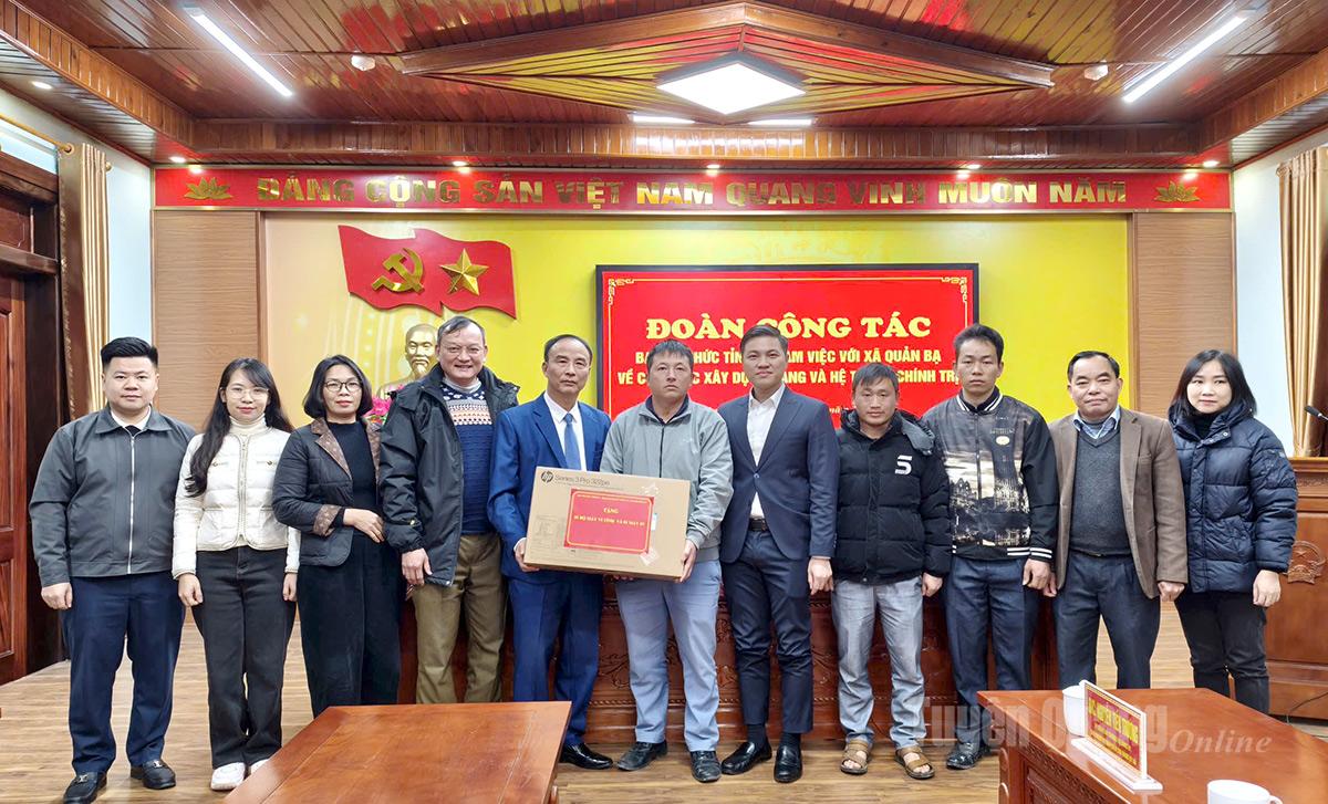 Lãnh đạo Ban Tổ chức Tỉnh ủy tặng máy tính cho thôn Pản Hò.