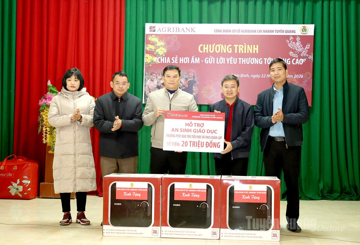 Đại diện đơn vị tài trợ trao tặng bình nóng lạnh phục vụ sinh hoạt cho học sinh Trường Phổ thông Dân tộc Bán trú Tiểu học và THCS Xuân Lập.