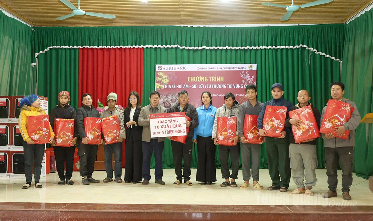 Đơn vị tài trợ trao quà Tết cho các hộ gia đình có hoàn cảnh khó khăn tại thôn Lũng Giềng, xã Lâm Bình.