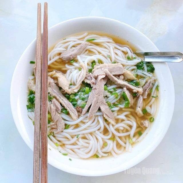 Người Dao thường ăn bún tươi với thịt vịt và thêm gia vị là ngon nhất.