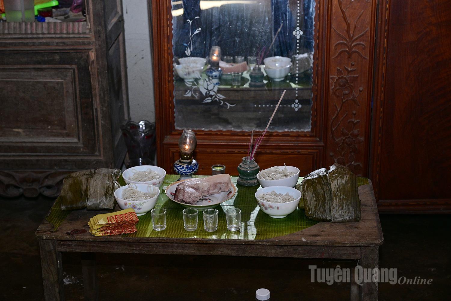 The Dao Tien people in Kien Dai Commune often make fresh noodles to offer to their ancestors on full moon days, the first day of the lunar month, and during festivals and Tet holidays throughout the year.