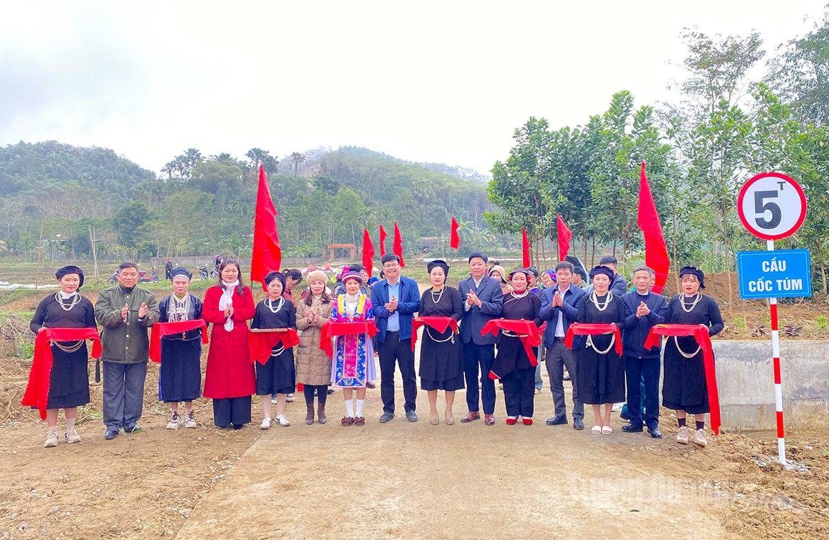 Lãnh đạo cấp ủy, chính quyền và Nhân dân xã thôn Tân Chàng, xã Bằng Lang cắt băng khánh thành cầu Cốc Túm.