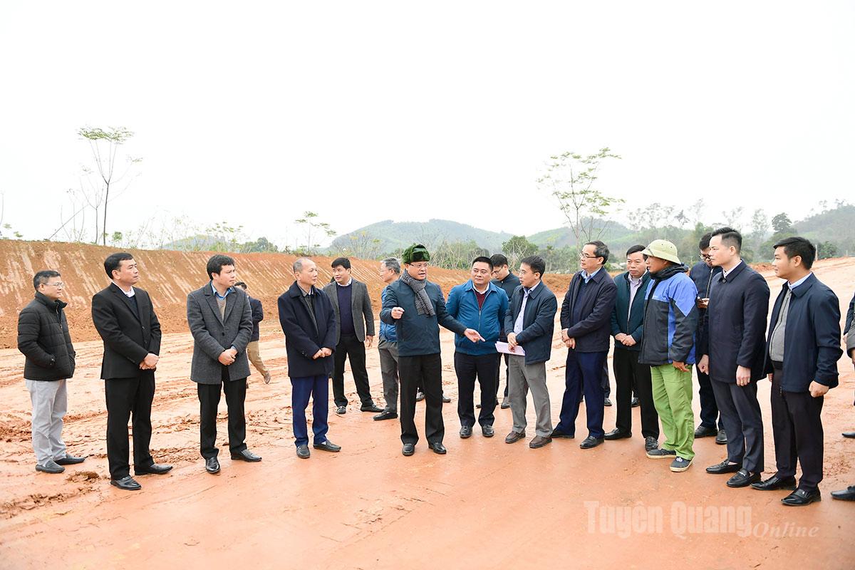 Đồng chí Phó Chủ tịch Thường trực UBND tỉnh Nguyễn Mạnh Tuấn kiểm tra tiến độ thực hiện dự án cao tốc Tuyên Quang - Hà Giang điểm đầu kết nối với đường cao tốc Tuyên Quang - Phú Thọ.