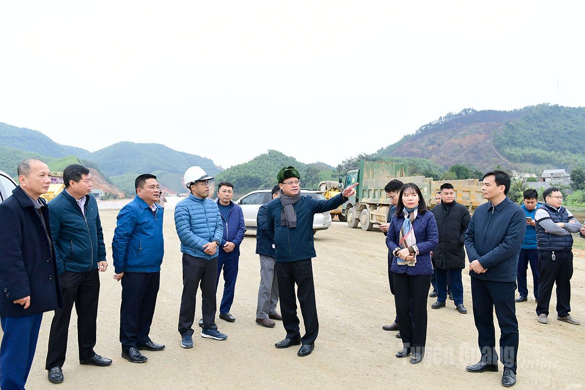 Đồng chí Phó Chủ tịch Thường trực UBND tỉnh Nguyễn Mạnh Tuấn kiểm tra tiến độ dự án tại nút giao qua xã Yên Sơn.