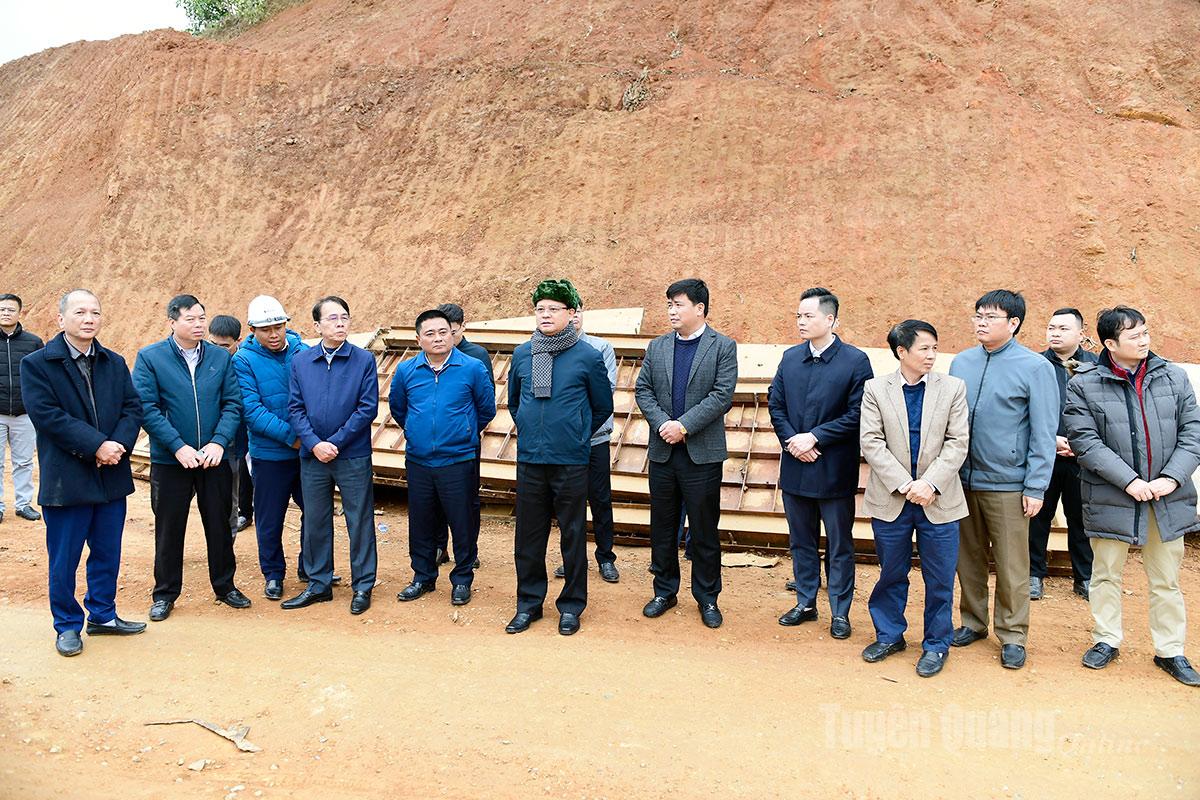 Đồng chí Phó Chủ tịch Thường trực UBND tỉnh Nguyễn Mạnh Tuấn nghe lãnh đạo Công ty Điện lực Tuyên Quang báo cáo công tác di dời đường điện 110kV thi công cầu Ô Rô.