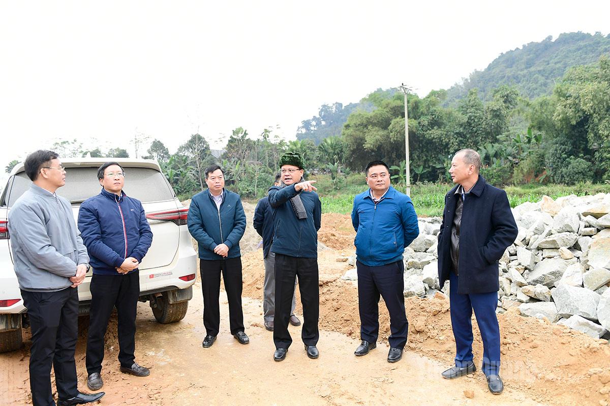 Đồng chí Phó Chủ tịch Thường trực UBND tỉnh Nguyễn Mạnh Tuấn nghiêm khắc chỉ ra gói thầu của Công ty TNHH Phúc Thành An thi công quá chậm tiến độ.