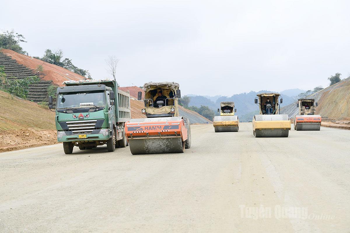 Khí thế thi đua lao động sản xuất trên công trường Cao tốc Tuyên Quang - Hà Giang đoạn qua xã Phù Lưu do Công ty TNHH Tự Lập thi công chào mừng thành công Đại hội Đảng toàn quốc.