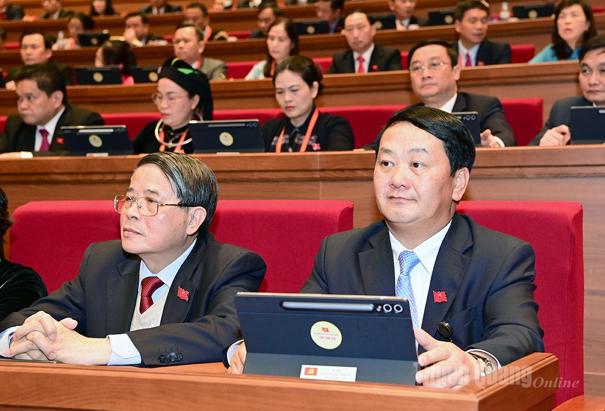 Đồng chí Bí thư Tỉnh ủy Hầu A Lềnh dự Đại hội.