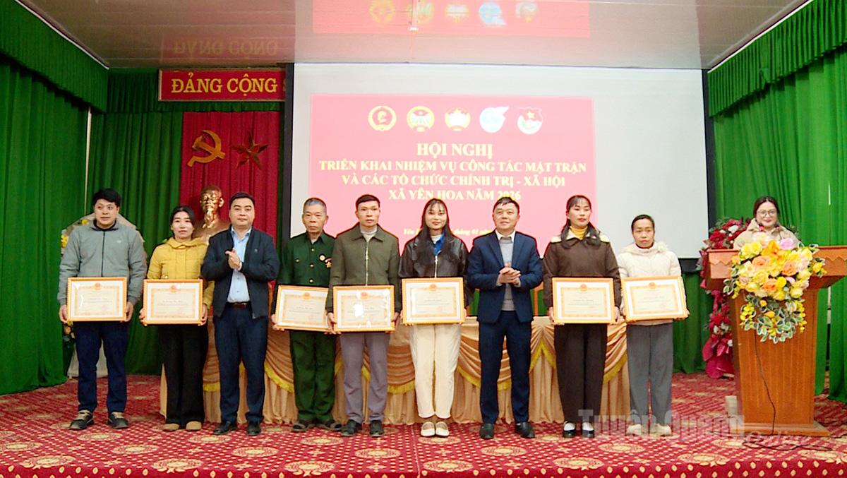 Các đồng chí Thường trực Đảng uỷ xã trao giấy khen cho các cá nhân tiêu biểu trong phong trào thi đua yêu nước năm 2025.