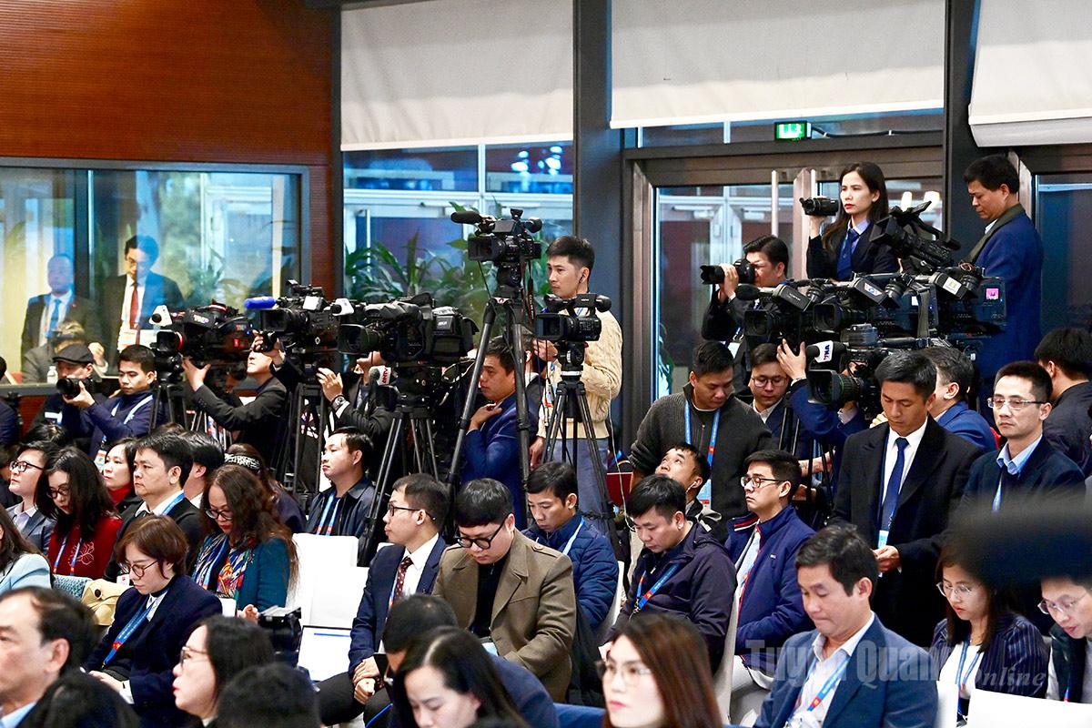Các phóng viên tại họp báo