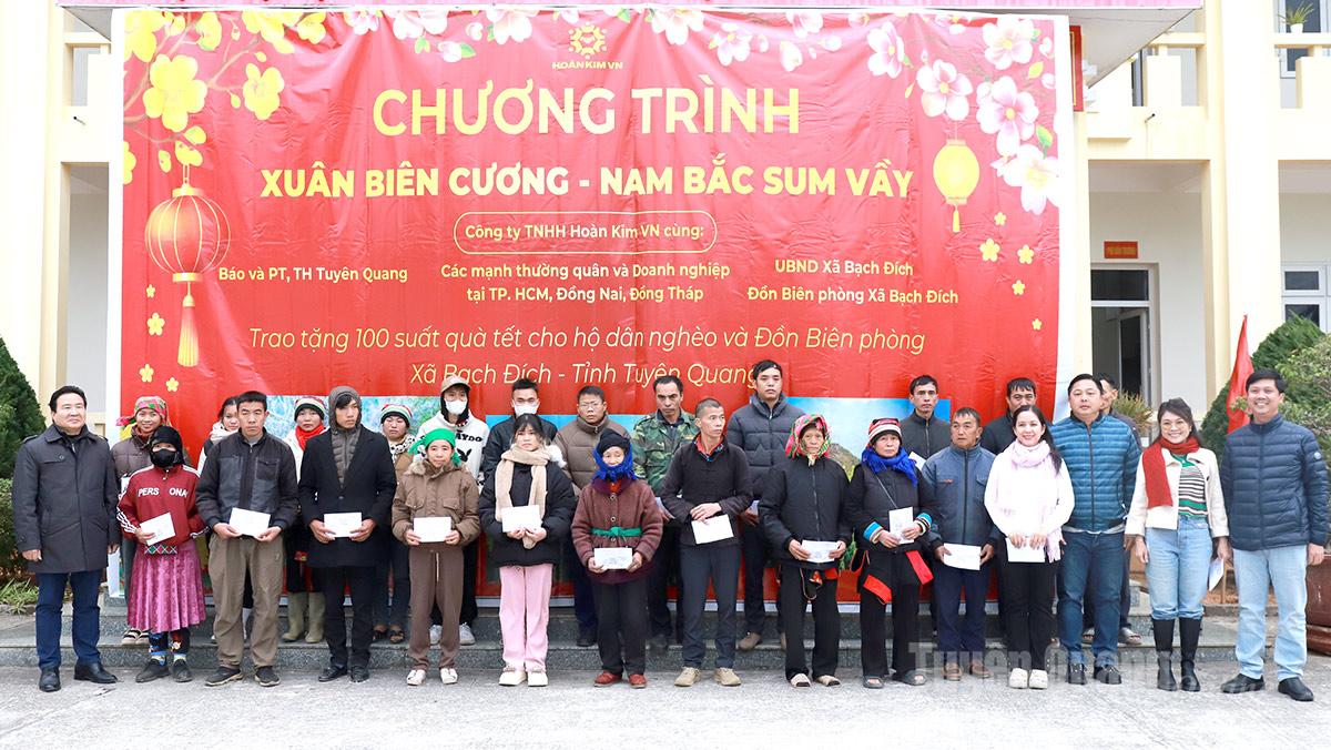 Đồng chí Nguyễn Bình Minh, Phó Giám đốc Báo và phát thanh, truyền hình Tuyên Quang cùng các nhà hảo tâm tặng quà các hộ nghèo xã Bạch Đích.