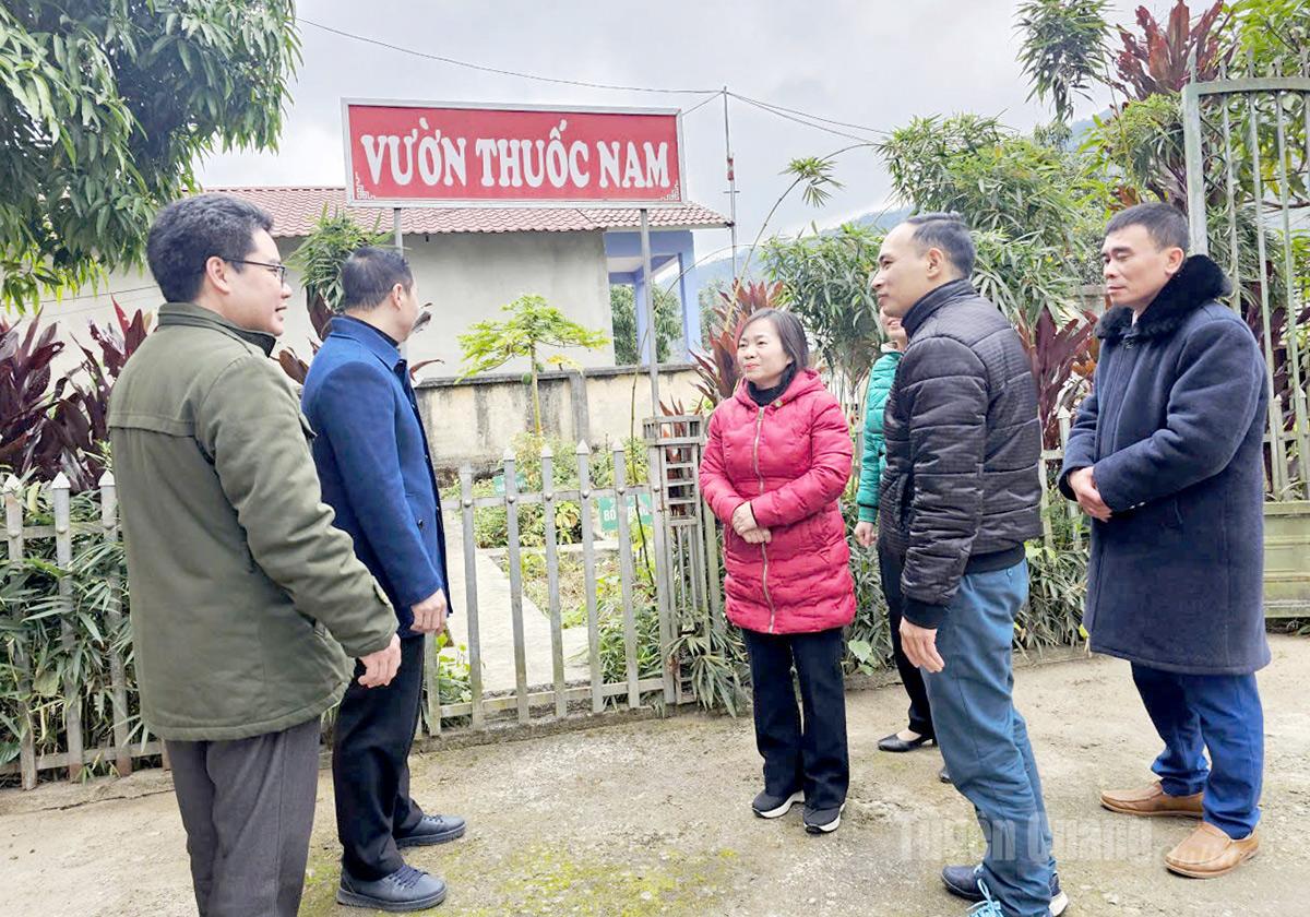  Đoàn khảo sát của Ban Tuyên giáo và Dân vận Tỉnh ủy khảo sát tại Trạm Y tế xã Lùng Tám.