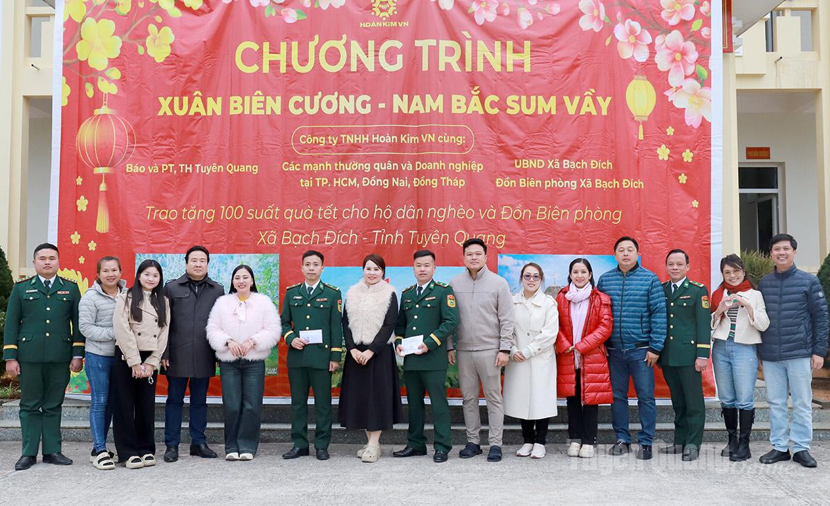 Đoàn tặng quà cán bộ, chiến sỹ Đồn Biên phòng Bạch Đích nhân dịp Tết Nguyên đán Bính Ngọ.