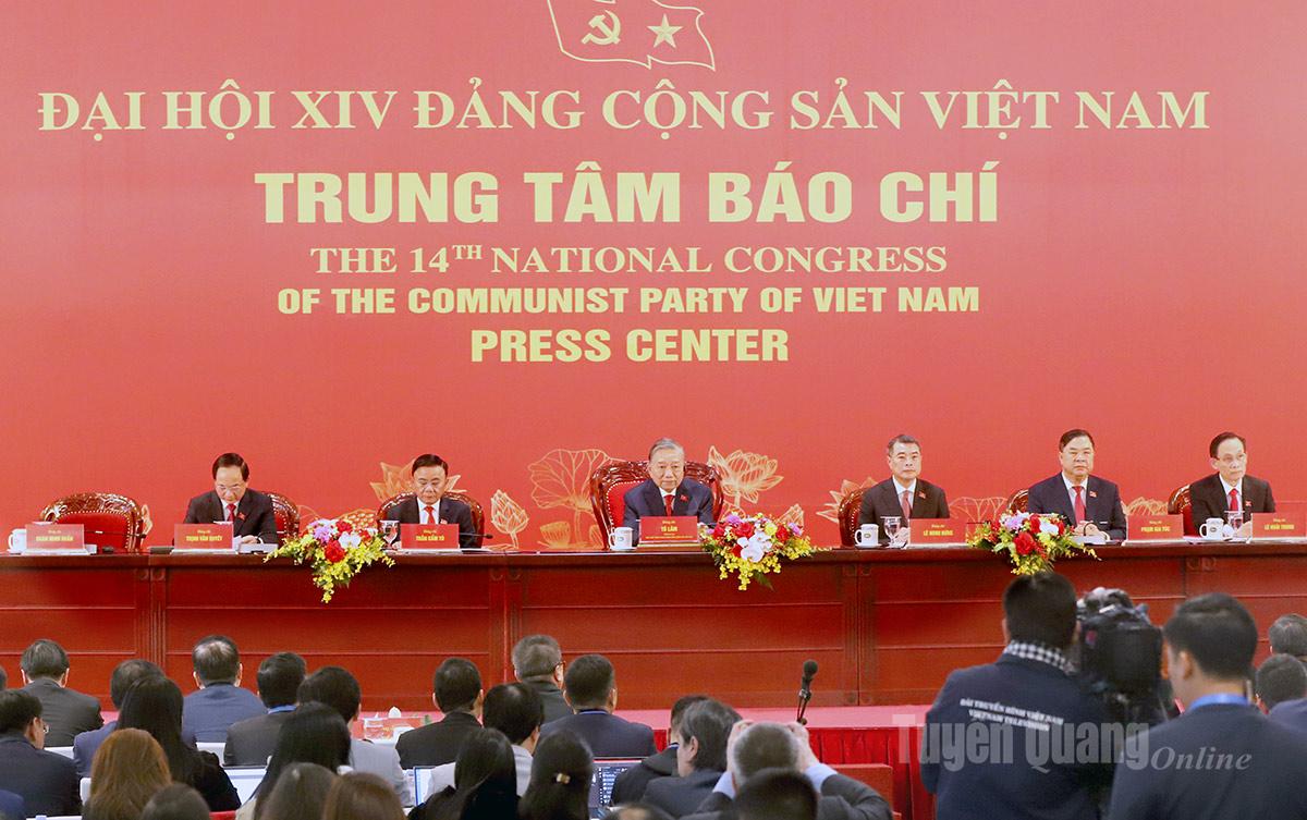 Tổng Bí thư Tô Lâm chủ trì buổi họp báo cùng các đồng chí lãnh đạo Đảng, Nhà nước.